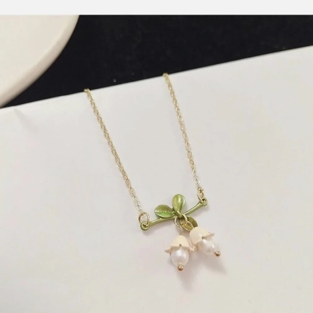 Elegant Gold and Green Floral Pendant Necklace - Picture 1 of 5
